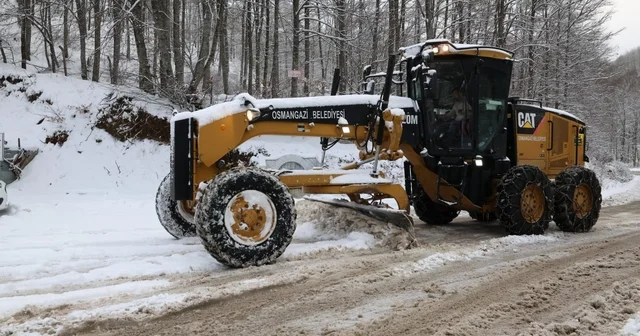Osmangazi de karla kapanan yollara anında müdahale Osmangazi Belediyesi kesintisiz ulaşım için çalışıyor Bursa Haberleri