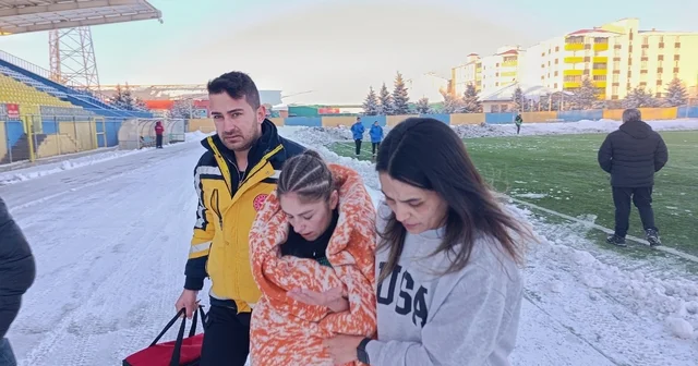 Kar ve soğuğa rağmen Ağrı Kadın Futbol Takımı ndan 4 gollü galibiyet Ağrı Haberleri