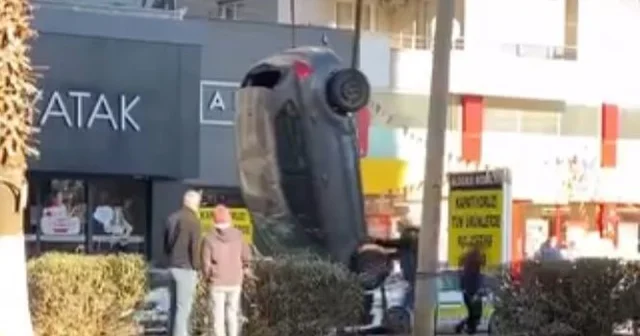 Otomobilin takla atıp ters döndüğü anlar kameraya yansıdı Mersin Haberleri
