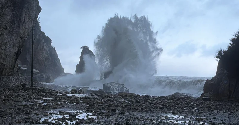 Bartın da 6 metreyi aşan dalgalar oluştu