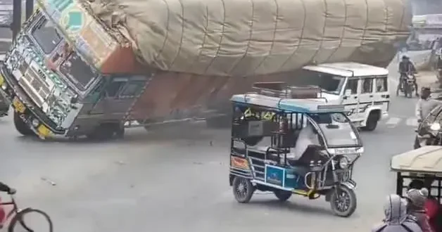 Hindistan da korkunç kaza! Talaş yüklü kamyon aracın üzerine devrildi