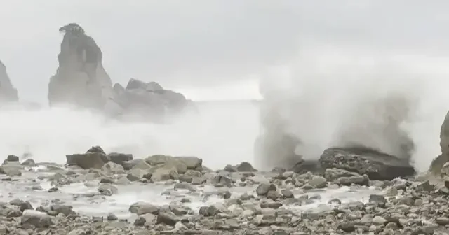 Bartın’da fırtına etkili oldu: Dalgalar 6 metreyi aştı VİDEO İZLE