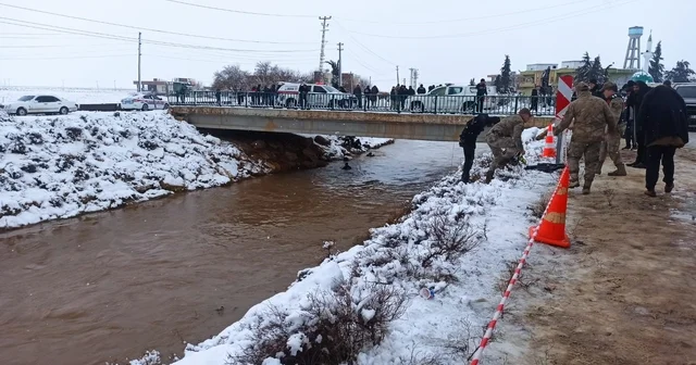 Şanlıurfa da okul yolunda facia: Otomobil sulama kanalına devrildi, 4 kişi kayboldu Okul tatilinden habersiz baba çocuklarıyla kaza yaptı Şanlıurfa Haberleri