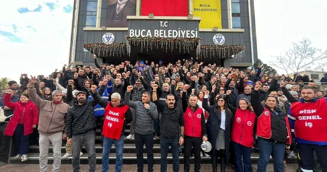 Buca da maaşlarını alamayan belediye işçilerinden çöp toplamama kararı İzmir Haberleri