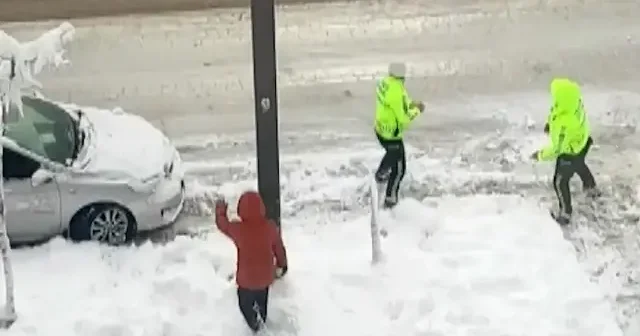 Van’da polislerle çocuklar arasında gülümseten kartopu anları VİDEO İZLE