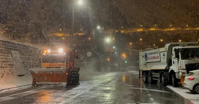 Kayseri de gece saatlerinde başlayan kar yağışı kenti beyaza bürüdü Ekipler karla kaplanan yollarda çalışmalarını sürdürüyor Kayseri Haberleri