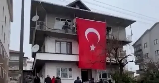 Akçakoca’ya şehit ateşi düştü: Polis memuru Turgut Külünk ün baba evine Türk bayrağı asıldı VİDEO İZLE