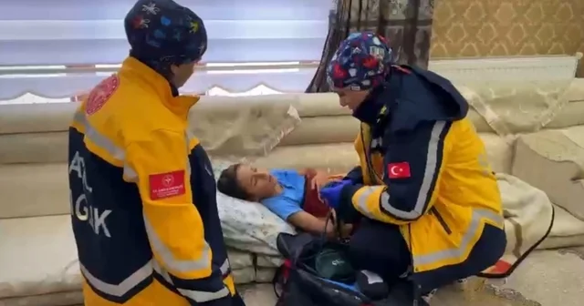 Kardan barikatları UMKE aştı: Yüksekova da zamana karşı yaşam mücadelesi Hakkari Haberleri