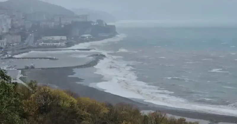 Zonguldak’ta deniz taştı, kardan 81 köy yolu kapandı