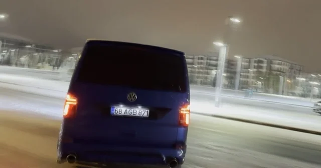 Karlı yolda drift atan sürücülerin tehlikeli anları kamerada Herkesin canını hiçe sayarak drift atan sürücüler defalarca kez kazayı kıl payı atlattı Aksaray Haberleri