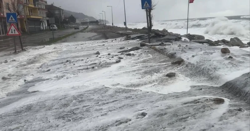 Kastamonu da dev dalgalar sahil şeridine zarar verdi