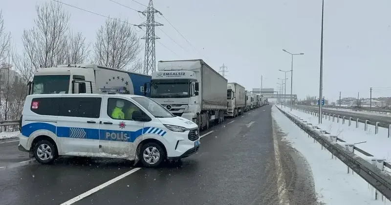 D 100 kara yolunun Çankırı bölümünü kapandı: Kar nedeniyle araçların geçişine izin verilmiyor Gündem Haberleri
