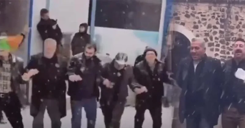 Güneydoğu da yıllar sonra kar coşkusu! Halayla kutladılar