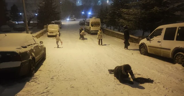 Yozgat ta mahalle aralarında kar eğlencesi: Sokaklar kayak pistini aratmadı Yozgat Haberleri