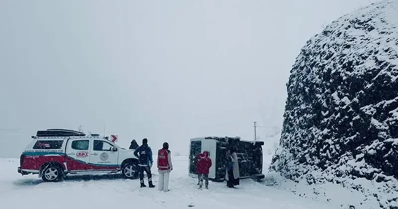Siirt te yolcu minibüsü devrildi: 6 yaralı