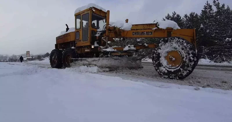 Kendi greyderiyle karla mücadeleye destek veriyor