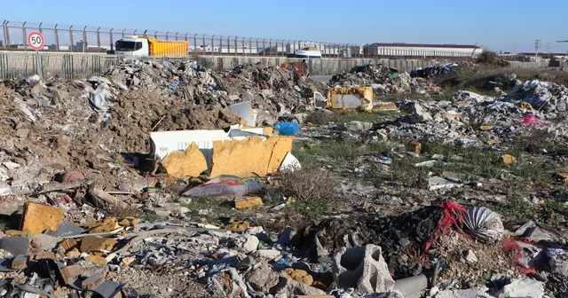 Boş araziye moloz ve çöp dökülmesine tepki gösteren mahalleli, çözüm bekliyor Adana Haberleri