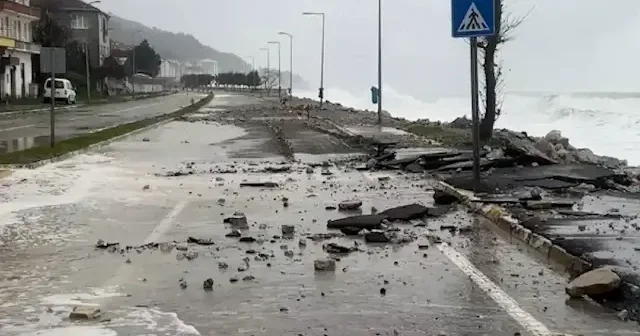 Karadeniz’de fırtına sahili vurdu: Kastamonu’da dalgalar kaldırımları parçaladı VİDEO İZLE