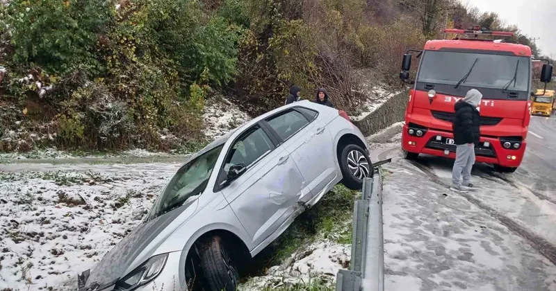 Alaplı’da otomobil yoldan çıktı