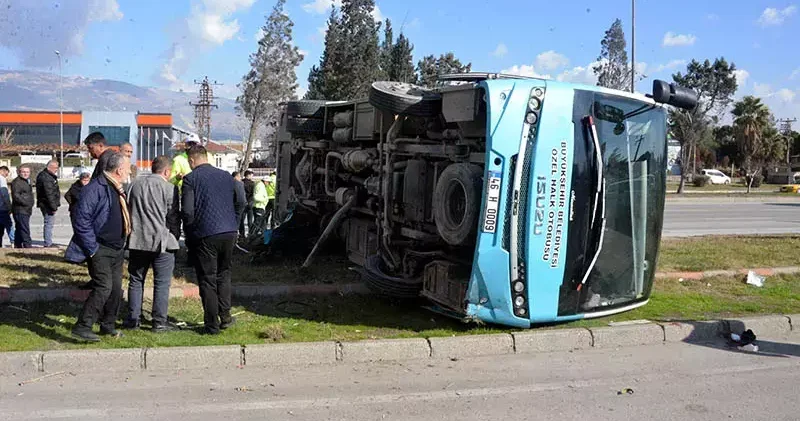 Kahramanmaraş ta 3 aracın karıştığı kaza; 17 yaralı