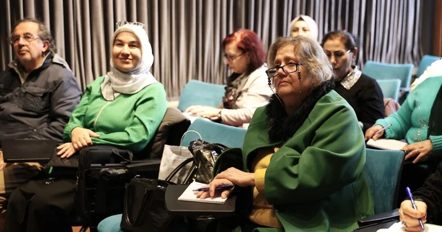 Osmangazi Belediyesi nin atölyelerinde yeni şairler yetişiyor Şiir yazmanın incelikleri Osmangazi de öğrenildi Bursa Haberleri