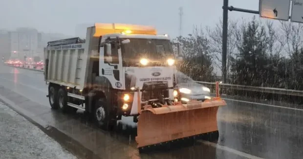 Gaziantep haberleri Gaziantep Büyükşehir ekipleri kar yağışına karşı sahada 29 Aralık 2025