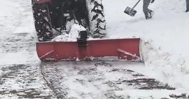 Mazıdağı nda traktörlerin arkasına bağlanan aparatlarla kar temizleme çalışması yaptılar Mardin Haberleri