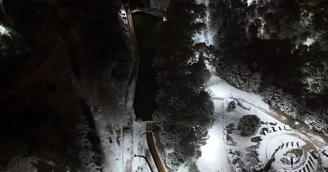 Uşak ta mevsimin ilk karı yağdı: Beyaza bürünen kent böyle görüntülendi Uşak Haberleri