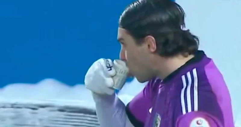 Eksi 18 derecede sahaya çıktılar: Erzurumspor kalecisi maçı bırakıp kenarda çay içti