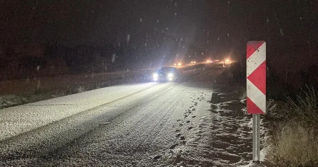Burdur da kar yağışı nedeniyle birçok araç yola kaldı Ekipler tarafından yapılan çalışmanın ardından yol 3 saat sonra trafiğe açıldı Burdur Haberleri