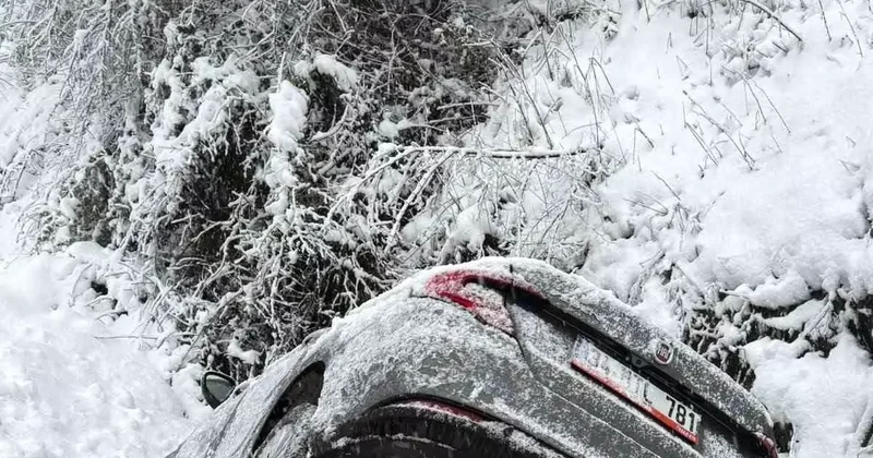Düzce de kar kazası: 8 kişilik aile kanala uçtu