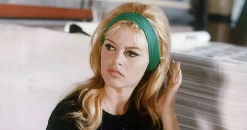 Ertuğrul Özkök: Çıplaklığıyla hatırladığımız “Ve Allah Kadını Yarattı” fi̇lmi̇ni̇n şu “gi̇yi̇ni̇k repli̇kleri̇ni̇” bi̇li̇yor musunuz?