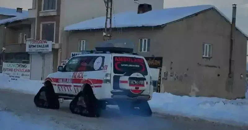 Yüksekova’da köyde hastalanan çocuk, paletli kar ambulansıyla hastaneye ulaştırıldı