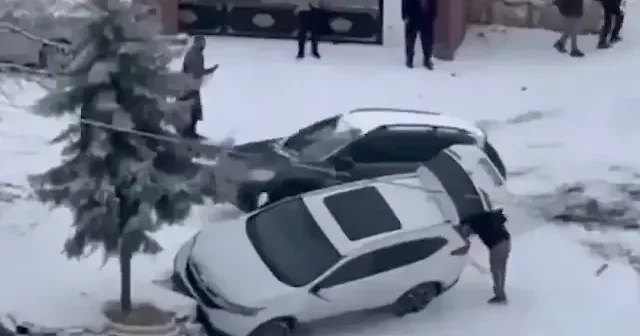 Malatya da kar yağışı sürücülerin kabusu oldu: Freni tutmayan araçlar sokak arasında dehşet saçtı VİDEO İZLE