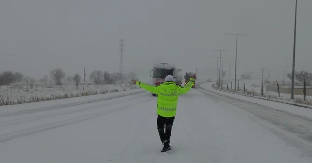 Gercüş te karda kalan arabaların imdadına polis yetişti Batman Haberleri