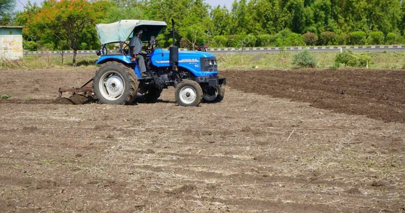 Çiftçiler traktörlerini jandarma dronundan saklıyor