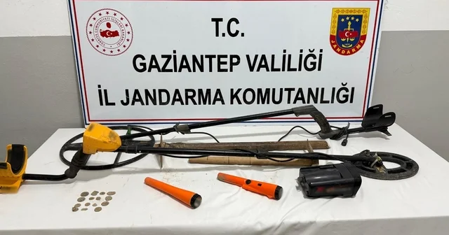 Gaziantep te kaçak kazı 2 şahıs suçüstü yakalandı: 15 adet tarihi sikke ele geçirildi Gaziantep Haberleri
