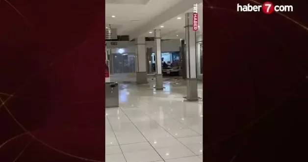 Alışveriş merkezinin tavanı sağanak nedeniyle çöktü