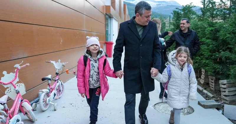 Özgür Özel, Ferdi Zeyrek’in ikiz kızlarını okula götürdü