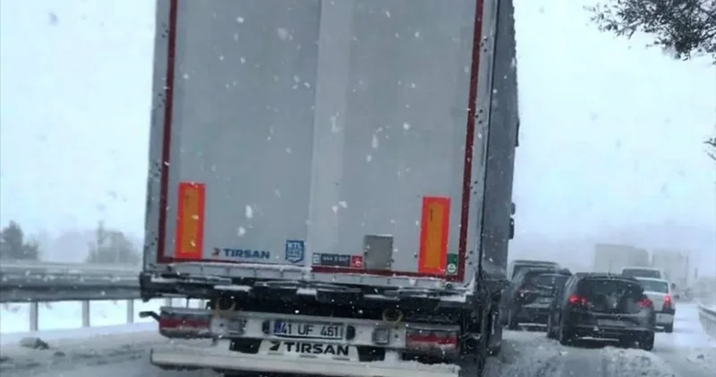 Bakanlık: D 100 ün Gerede Karabük sınırı kar nedeniyle ulaşıma kapatıldı