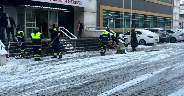 Şehitkamil de kar ve buzlanmaya karşı kesintisiz mücadele Gaziantep Haberleri