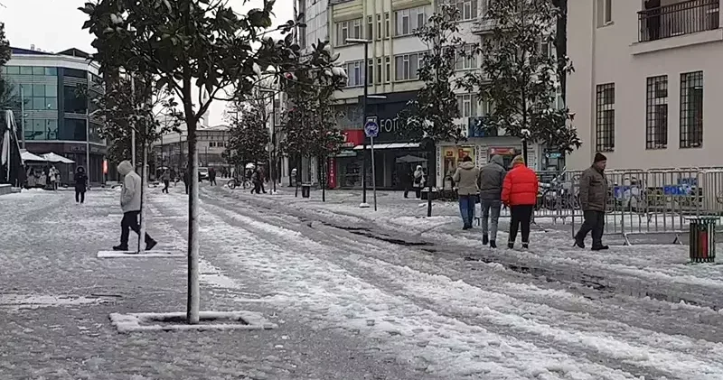 Düzce de 37 köy yolu, kardan kapandı