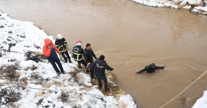 Şanlurfa da otomobil su kanalına düştü: 3 kişi öldü