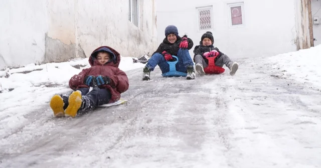 Bayburt un süper abileri: Dik yokuş pist oldu, kardeş sevgisi soğuğu unutturdu Bayburt Haberleri