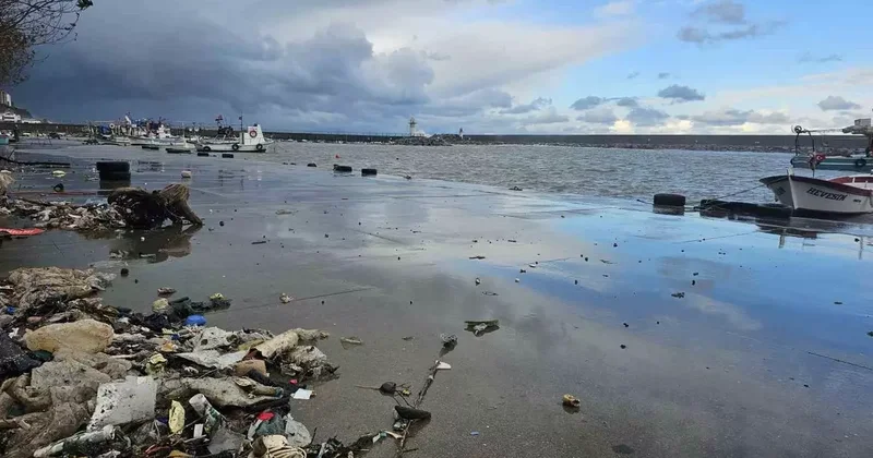 Zonguldak’ta dev dalgalar nedeniyle Kozlu Limanı su altında kaldı