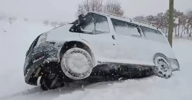 Siirt te yolda kalan araç ve ambulans kurtarıldı Siirt Haberleri