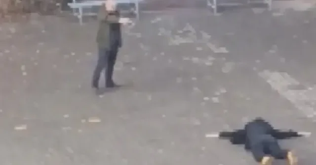 Kızına şantaj yaptığı iddia edilen veli lise bahçesinde öğrenciyi silahla rehin aldı: O anlar kamerada VİDEO İZLE