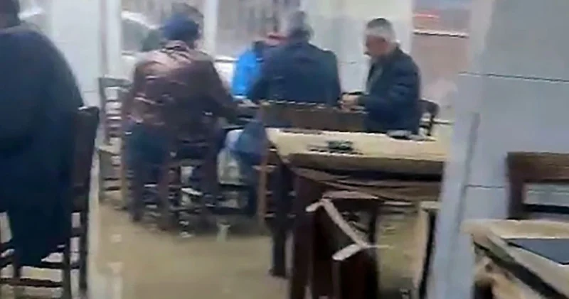 Mekanı su bastı oyuna devam ettiler