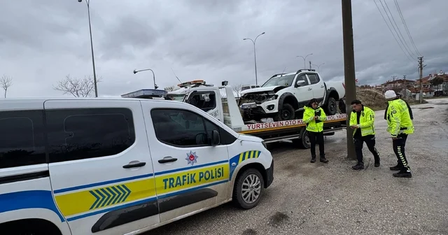 5 metrelik refüjden aşağı uçan araçta 3 kişi yaralandı Afyonkarahisar Haberleri