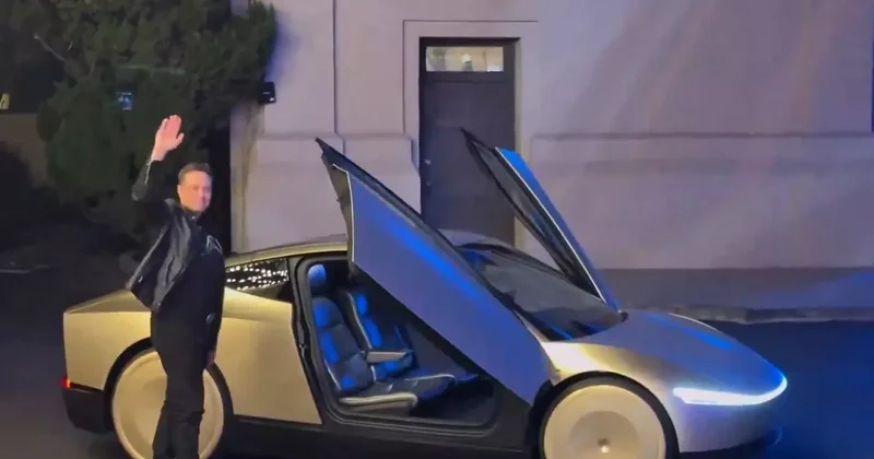 Elon Musk geleceğin otomobilinde görüntülendi